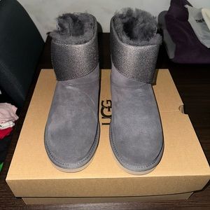 UGG - Classic Caviar Dark Grey